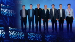 巅峰国际官网科技董事长王长春一行到中银金科参观互换